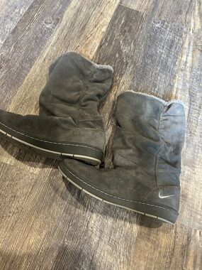 Nike Women’s Charcoal Suede Winter Boots with Shearling Trim 9